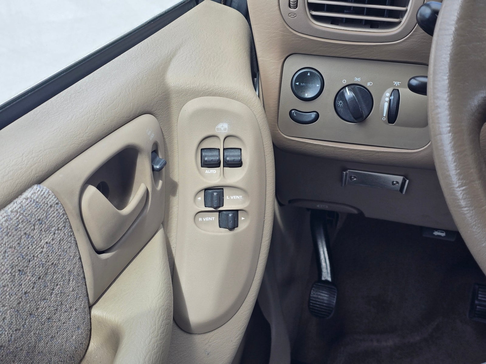 2001 Chrysler Town & Country LX